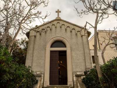 La bianca e graziosa facciata presenta i tratti caratteristici dello stile neoromanico in voga in quegli anni del Novecento